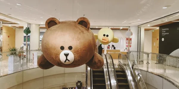 银泰百货。公司周围还真是几步一新鲜