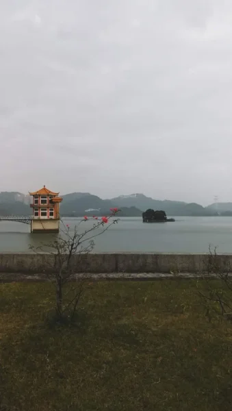 早上7点的深圳水库，在一点一点亮起来的天色里显露出来