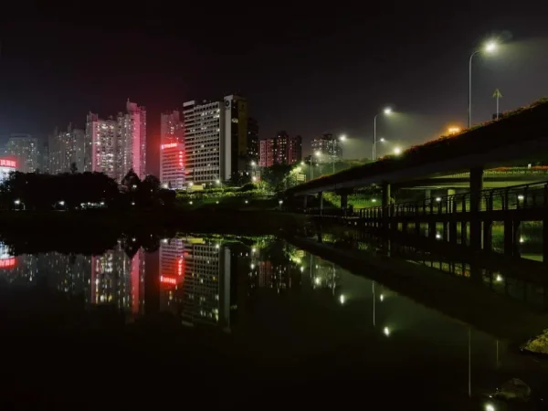 洪湖公园是我喜欢的那种半开放的空间，虽然水挺臭的