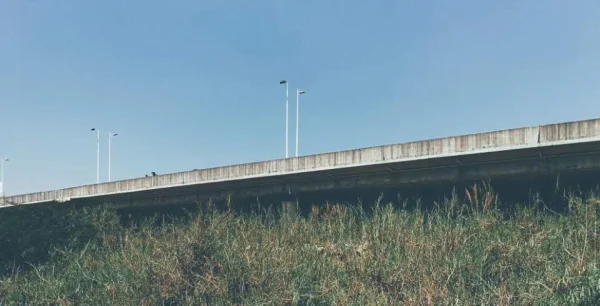 茜坑水库绿道，外围基本看不到水库全貌，上面是还未开通的龙观高速，有行走的人，施工车队，和残废的共享单车