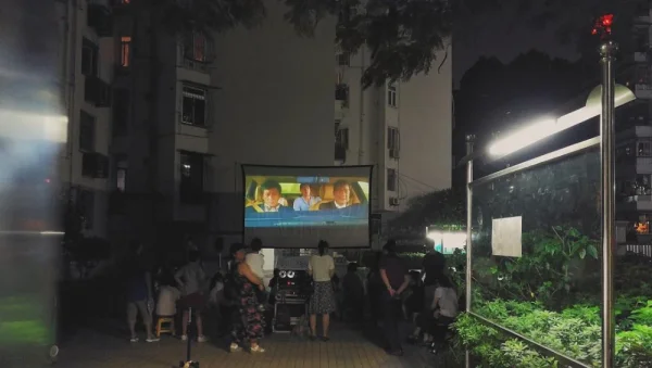 碧波一街。第三次发现放露天电影的小区