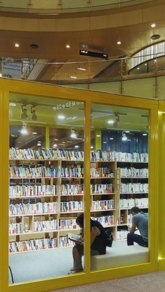 万象城。城市里漂浮的图书馆，尤其出现在商场里感觉更加违和，另外还有一个声音邮局