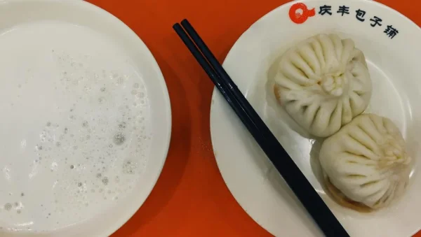 北京建华南路上的庆丰包子铺。在深建设十周年的一天，我在北京做了好多事