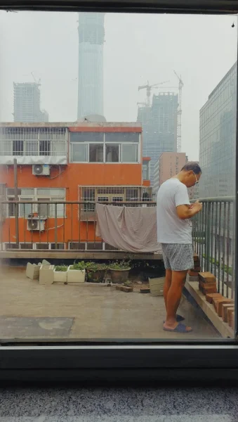 天台上的我爸，对面是在建的中国尊，颇有种后现代的感觉