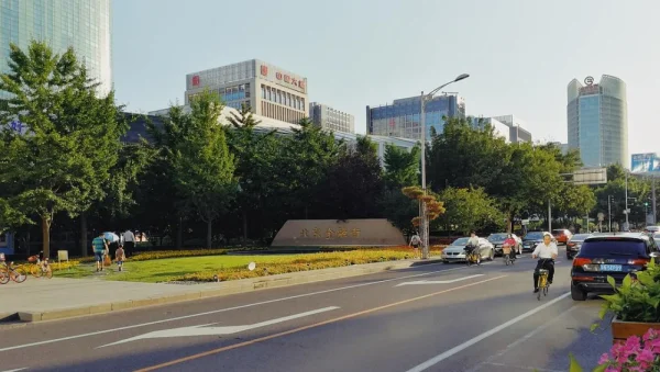 金融街的黄昏，光线正好。
