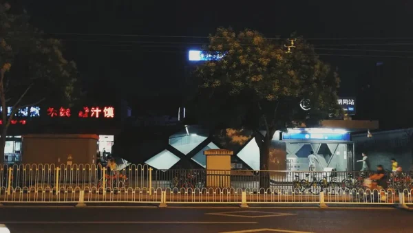 灵境胡同地铁站。静静的平常晚上