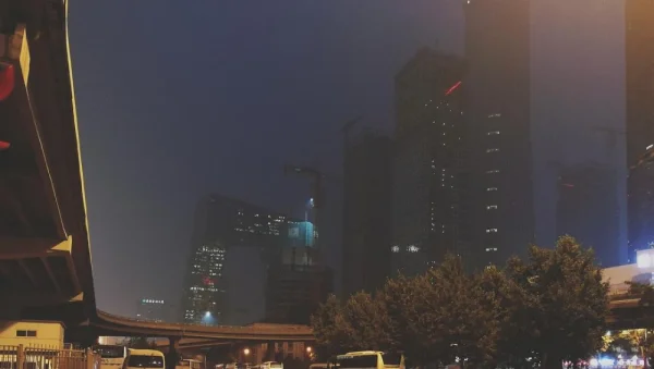 建国路。和多年不见的老友倾谈后回去，传说中暴雨要来的晚上，空气闷热到极致，有种末日将至的感觉