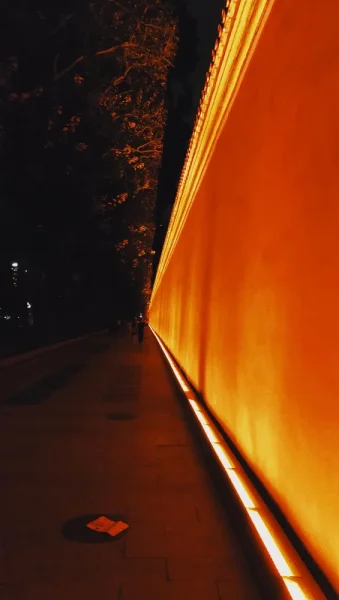 天安门外的红墙。看起来可以
