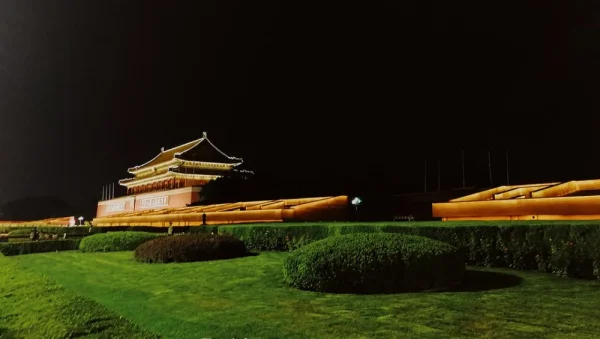 跑过天安门，挤过一群人。