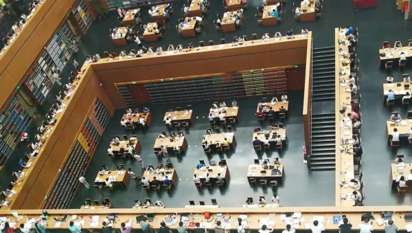 国家图书馆。原来这是个拍照点，我说怎么拍出来都一样。有点像权力的游戏里的学城。