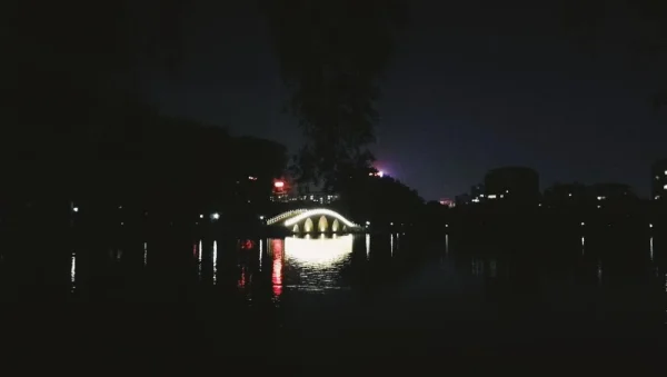 玉渊潭公园。在桥上还是挺漂亮的，远处居然拍不清楚