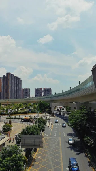 龙胜地铁站。第一次来这边