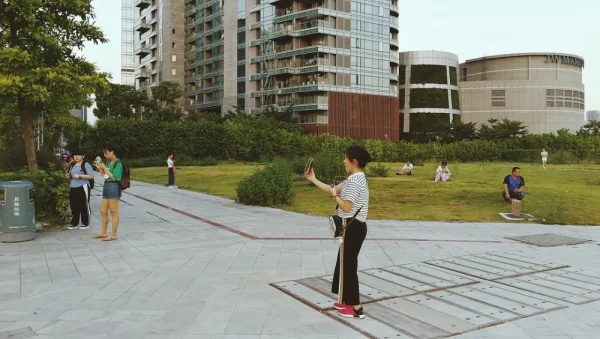 深圳海天路。来自未来的黄昏，每个人只专注自己的手机