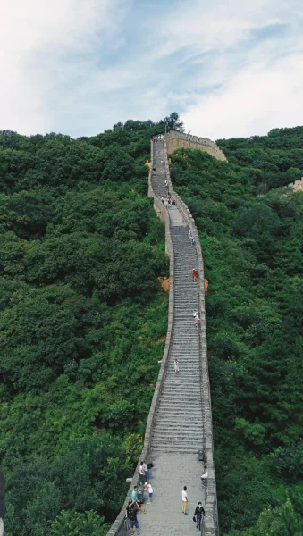 北八楼以后人变少了，路也变的很险，终于有了长城该有的样子