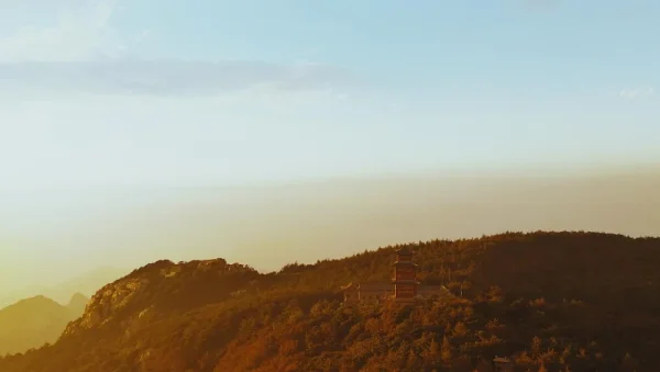 泰山顶金色的黄昏