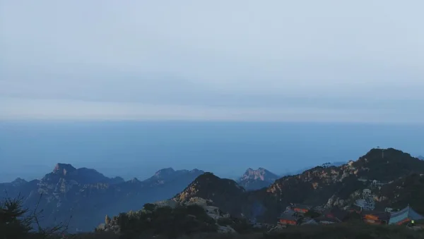 等待山里的日出
