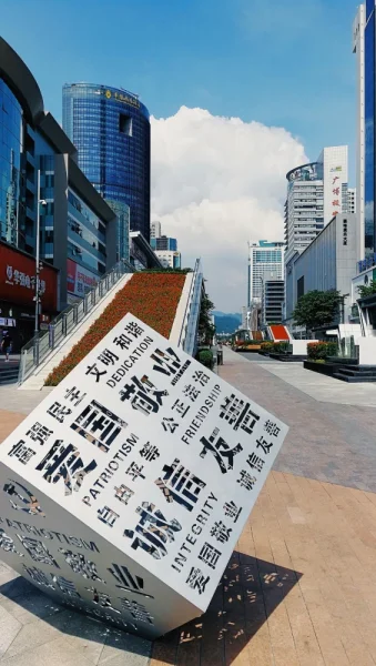 每次回来必到华强北打卡，可惜现在人气已经差到这个程度了，假日街上基本上没人