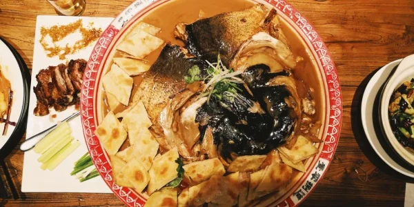 壹零捌道的鱼头泡饼。很大的一坨，口味偏咸