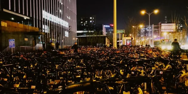 望京南地铁口堆积如山的共享单车，如今已是很多地方的常态