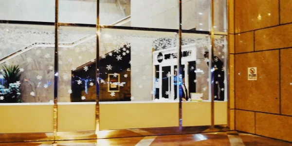 晚上从公司出来看到写字楼里一男一女两个工作人员，在很快乐的贴着圣诞节的窗花，突然心里有种莫名无比的温暖，所有类似的片段，组成了我对城市的记忆。抬手快速的拍了张照片，他们似乎也看到了我在拍他们，于是照片就拍糊了，这也是我为什么永远都不可能拍好人像，我的拍摄从来都不够自信，是因为我经常在留给对方私人空间还是满足自己的表达之间矛盾。
城市很美，虽然很多的人付出了自己不应该付出的代价。生活很美，起码留给一部分努力的人机会。而此时的我，心里应该也算是快乐的吧。