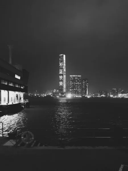 中环码头。平安夜前夜