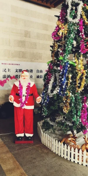 每年圣诞前物业都拿出这个圣诞老人。只是好像每年都比原来瘦一点。