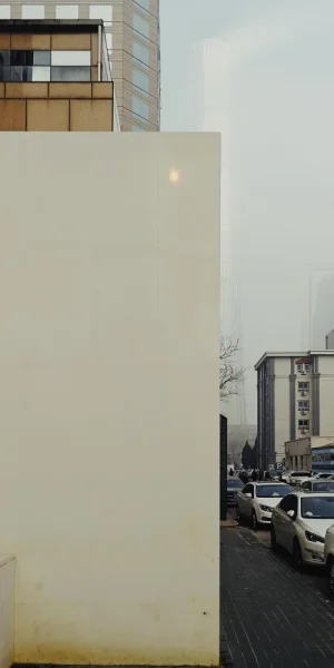重度雾霾的一天，墙上映出末世的阳光，中国尊上飘着几抹云