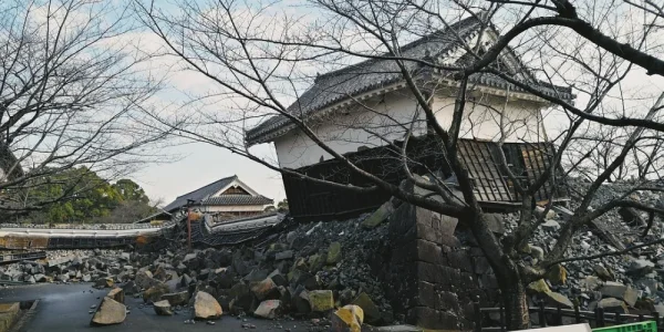 震后的熊本城，还没有恢复，只能绕着走一圈