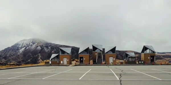 阿苏火山顶的停车场，2018年的第一张照片。可惜也是由于地震原因，到山顶的缆车已经停止了很久，步道也封了，只能远远的看看冒烟的火山