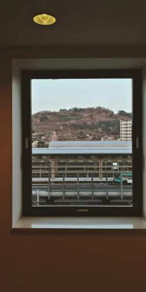 窗外是熊本火车站的铁路，昨天晚上的一切思绪都在太阳升起前过去了