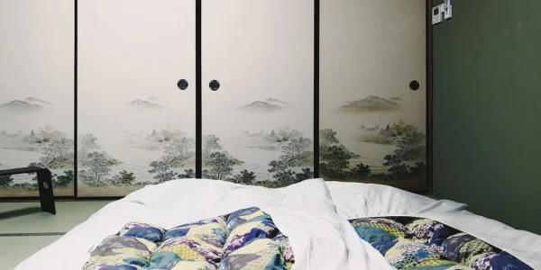 别府海滨的温泉旅馆，打开就是完整的海景，但我没有拍。来日本没吃到什么好东西，除了中午的一餐怀石料理还算可以，晚上吃了一顿不太好吃的牛排后去旁边的超市买东西，明明第二天就要回去，还是买了很多吃的，札幌啤酒，花生米，薯片，一大盒到了晚上就打半价的刺身，说一会儿在海滩上吃。结果再走回海滩时觉得还是太冷了，于是就回酒店相对而坐，吃完了就到露天的风吕泡着看月亮。听似浪漫其实也不然，因为泡不到三分钟就失去了兴趣，如今所有的形式感，对我的刺激都很低，我需要不停地发现新鲜事物，却还是重复，永远重复