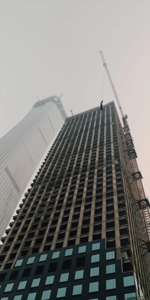 光华路。这样施工好危险的样子，就悬在马路中间