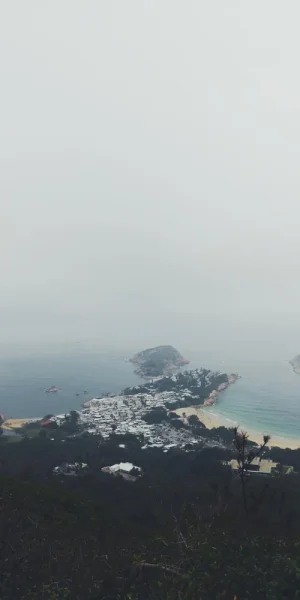 香港龙脊。雾很大，再往上一点就什么也看不见了，不过看见流动的雾气从身上穿过，也很奇妙的