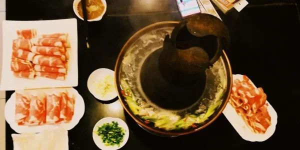 应该是炎热起来，最后一个降温的天气了。在安定门内大街的一家路边炭火锅店。没想到这么便宜，这么好吃。