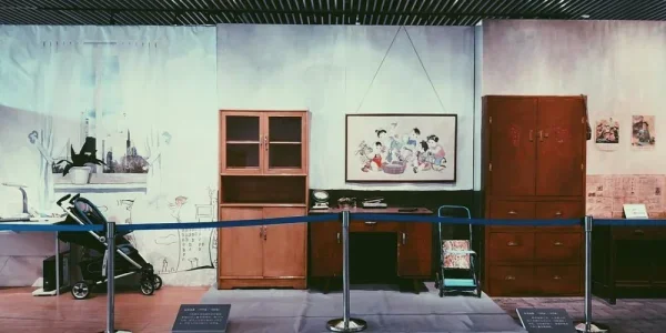 对比的各个年代中国小朋友的生活环境，虽然是简单的一个角落，细节上还是挺贴心的。
