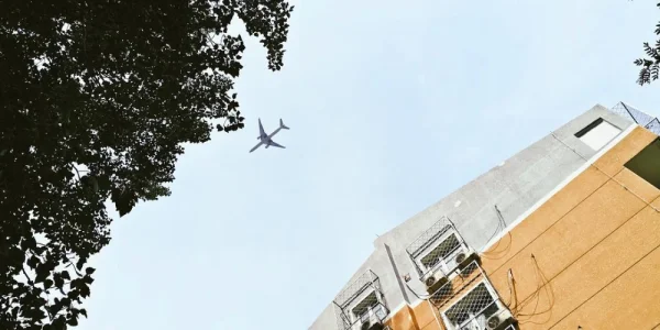 北京物资学院。本来想找一个学校里的物流博物馆，结果发现早已关了，无意中却看到了很多飞机起落。这边离机场很近，飞机飞得很低，还有很多非常大的角度没拍到