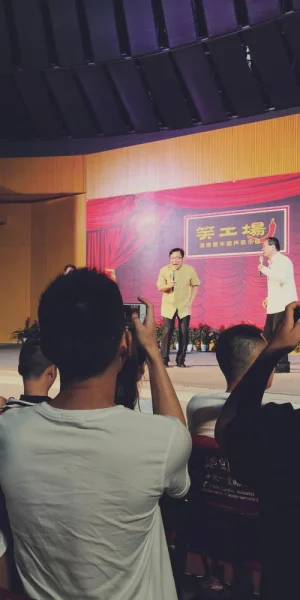 长沙笑工场。第一次听长沙话的喜剧，第一次看现场的双簧