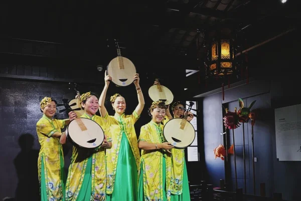 长沙市太平老街上的天心区文化馆。听了一场假唱的长沙弹词，体验了一下中老年的下午生活
