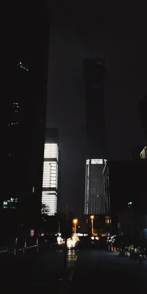 今晚的中国尊亮了三排灯
