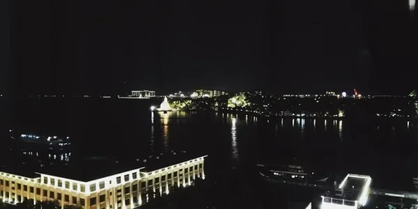 住在鹭江道的酒店，窗外就是鼓浪屿。