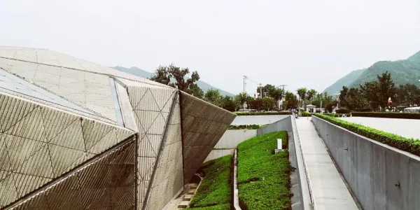 周口店遗址博物馆。外形很独特，发现这种浪费空间的设计很适合博物馆美术馆
