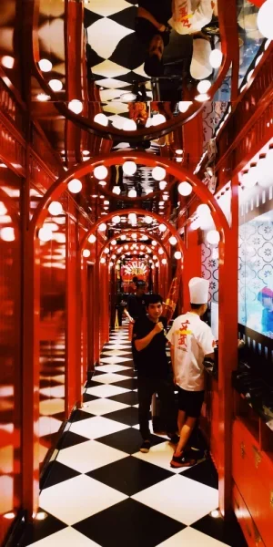 大龙凤鸡煲。似乎是来自广州的品牌，现在装修都是够浮夸