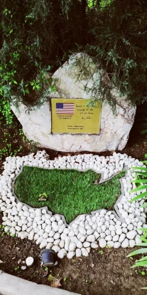 和苑博物馆外的各国和平寄语