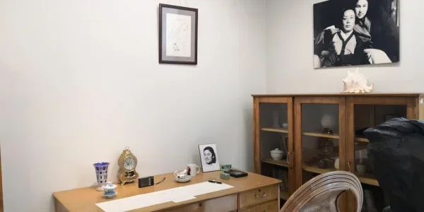 中国现代文学馆里的作家书房复原，这是艾青的书房