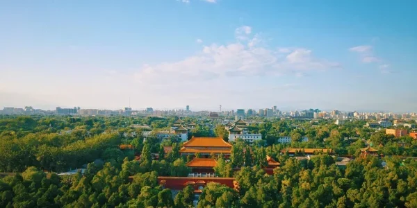 天气晴好来景山，人多成狗