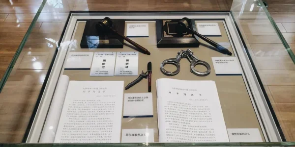 中国法院博物馆。一楼最显眼的展台，展出的是