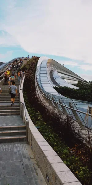 香港西九龙高铁站。空中花园的设计非常前卫，把高铁站变成除了乘车之外还能休闲的公共空间，即使不用乘坐高铁，过来俯瞰一下九龙和维港也是很不错的。