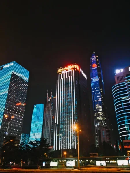 没有看到无人机表演，不过看到了福田CBD的灯光秀。人在景中，四周大厦突然动起来的感觉比较奇妙，感觉比香港的要好。只是因为场地太广阔，音乐效果基本没有。下次应该去莲花山或梅林绿道远眺一下。
