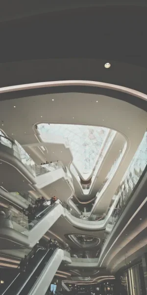 深圳壹方城。人好多，商场建的虽然都很新，但是长得也太一样了，没多久又腻了。侨福芳草地那种mall也是不可多得。