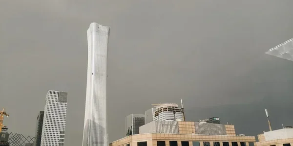 窗外的天经常忽明忽暗，每个秋天都亮的好看